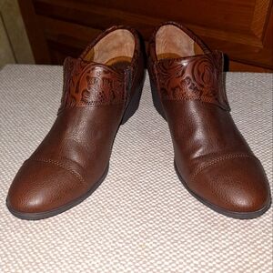 BOC Women's Brown Heeled Embossed Leather Side Zip Booties. 8.5M. EUC